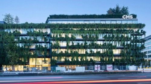 Зеленый фасад на здании 1970-х годов в центре Штутгарта Зеленый фасад на здании 1970-х годов в центре Штутгарта