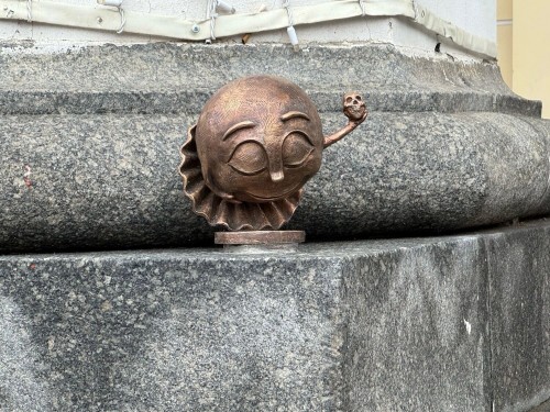 В Белгороде появилась скульптура смайлика-театрала В Белгороде появилась скульптура смайлика-театрала